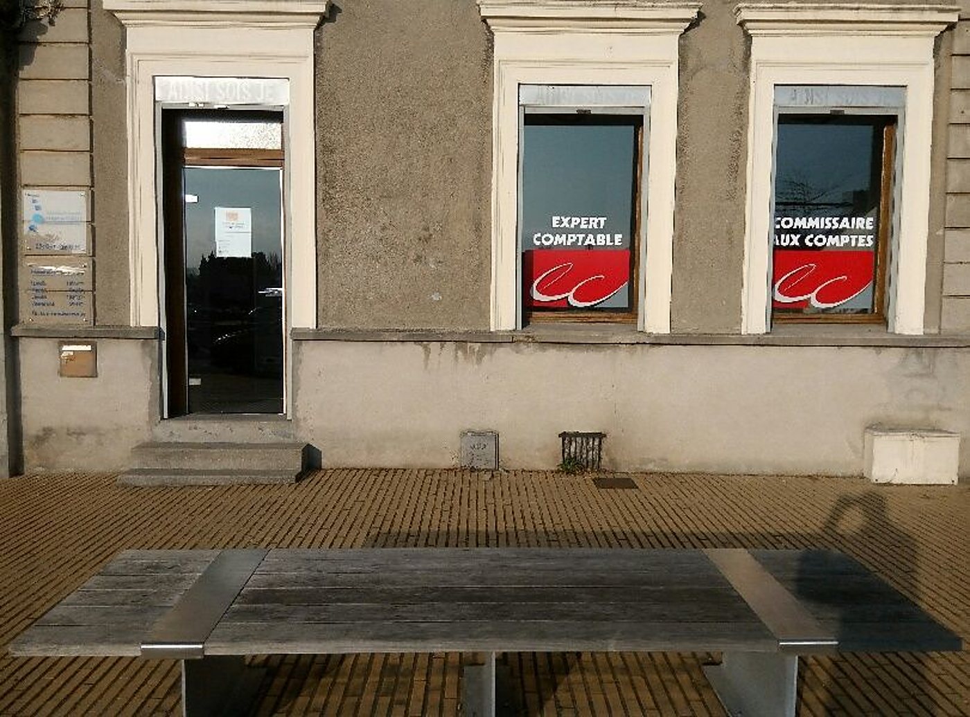 Site de Corbie : façade du cabinet avec la mention expert-comptable et commissaire aux comptes